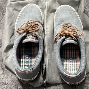 Lightly worn men’s Sperry top sider!  Size 11